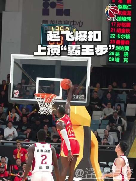 桑普森双变向戏耍对手，脚踝终结后单臂暴扣热血庆祝